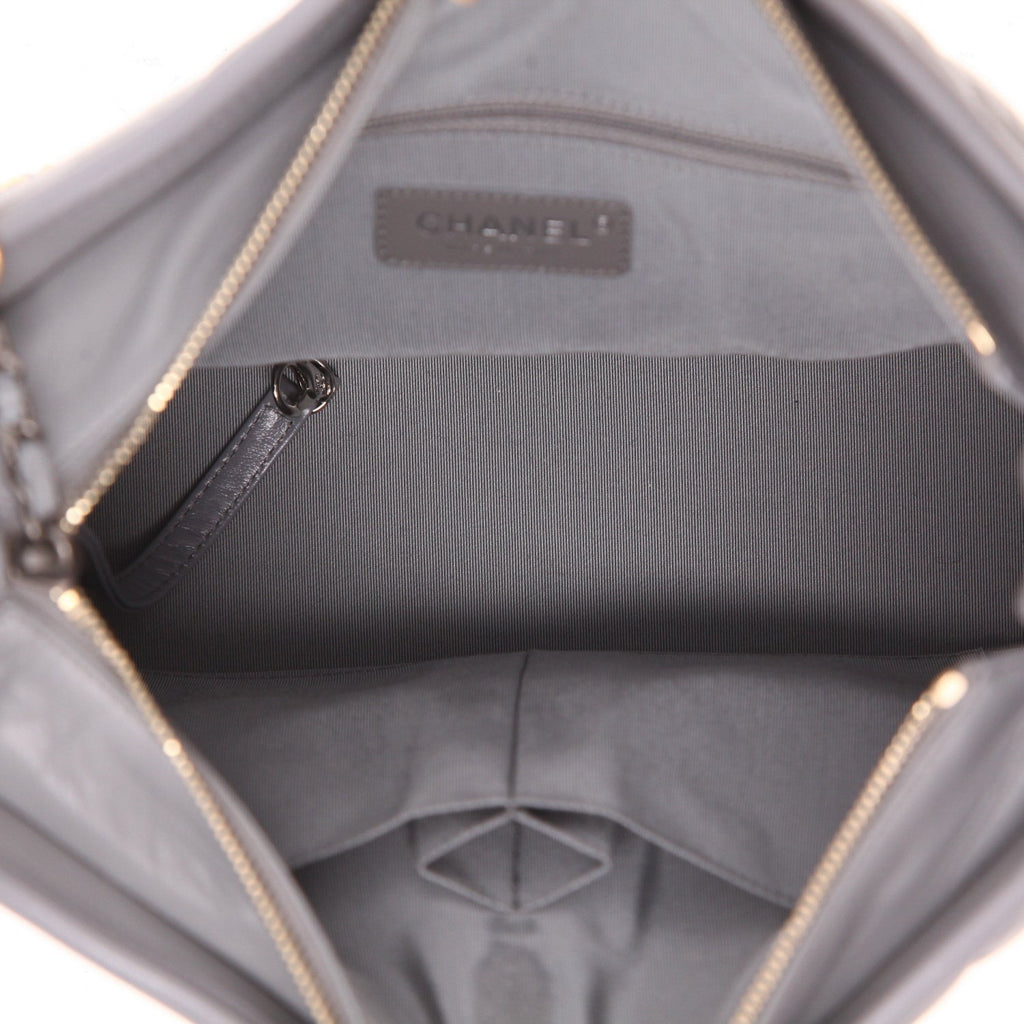 Chanel Gabrielle medium model shoulder bag in grey chevron quilted leather - DETAIL 3