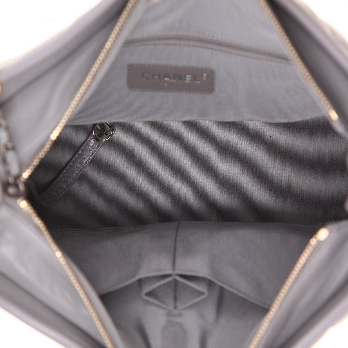 Chanel Gabrielle medium model shoulder bag in grey chevron quilted leather - DETAIL 3