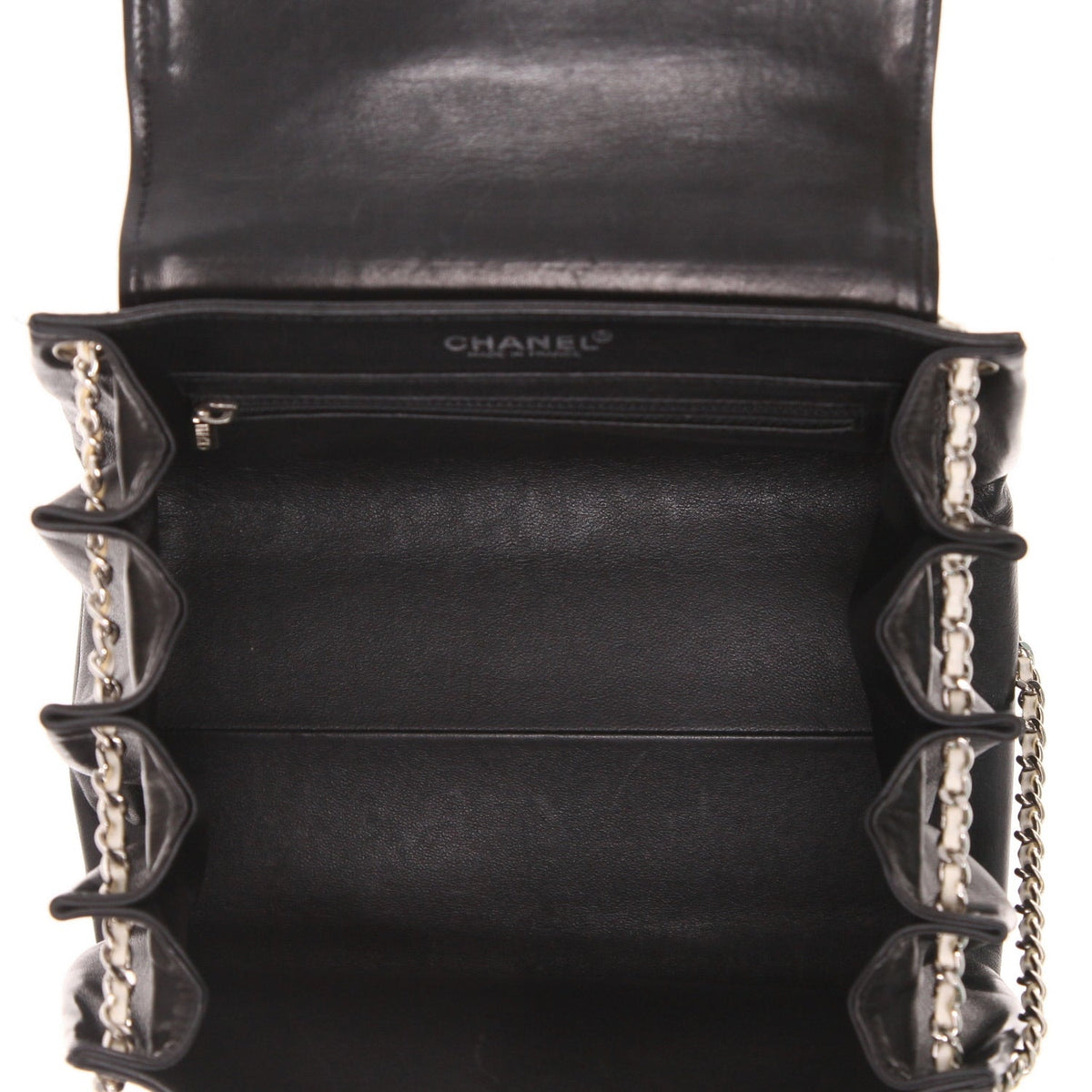 Chanel handbag in black patent leather - DETAIL 3