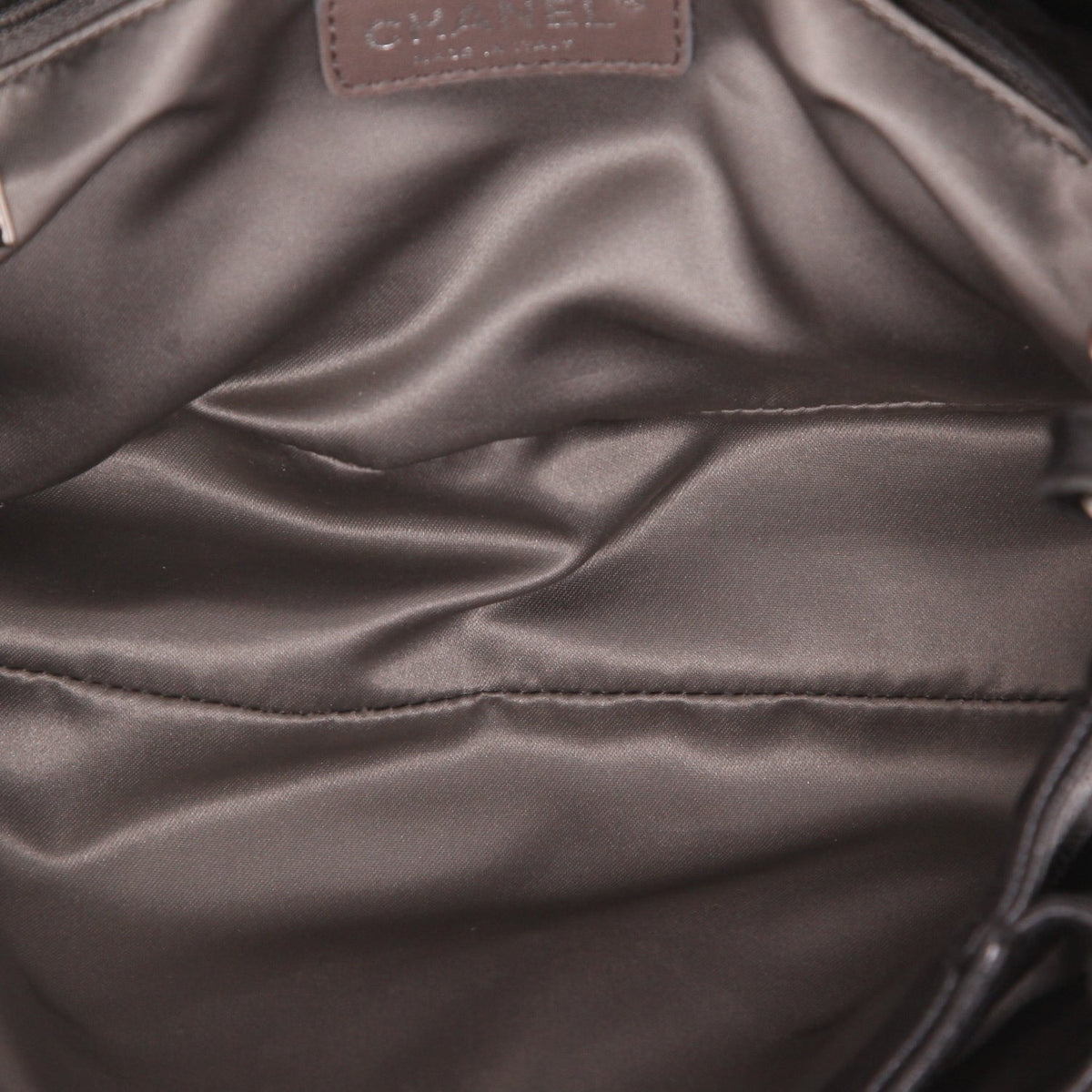 Chanel handbag in black quilted grained leather - DETAIL 3