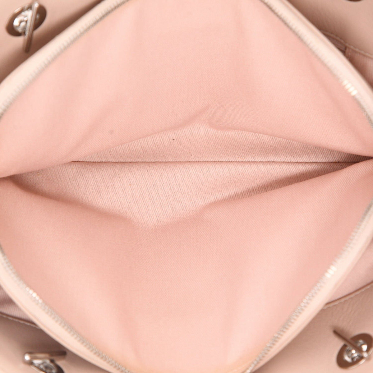 Chanel Mademoiselle handbag in pink quilted leather - DETAIL 3