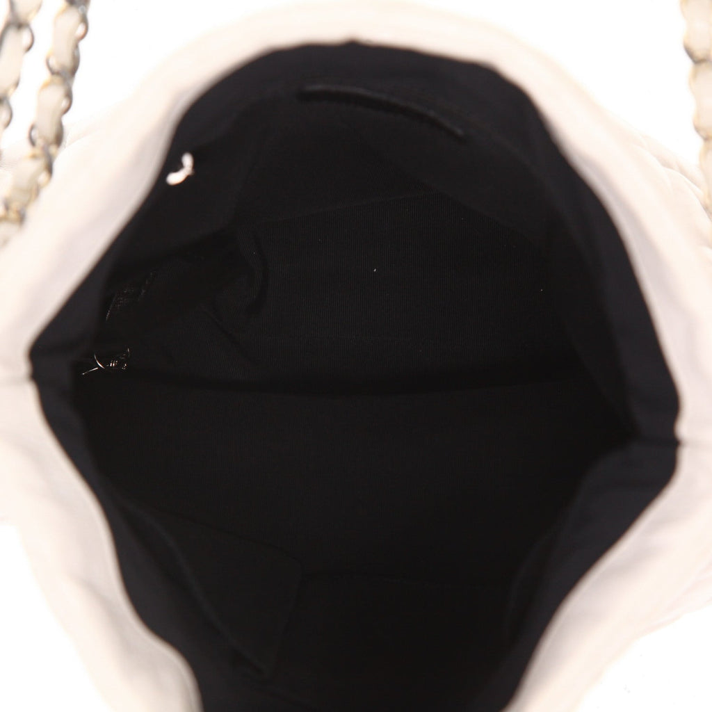 Chanel Petit Shopping handbag in white quilted leather - DETAIL 3
