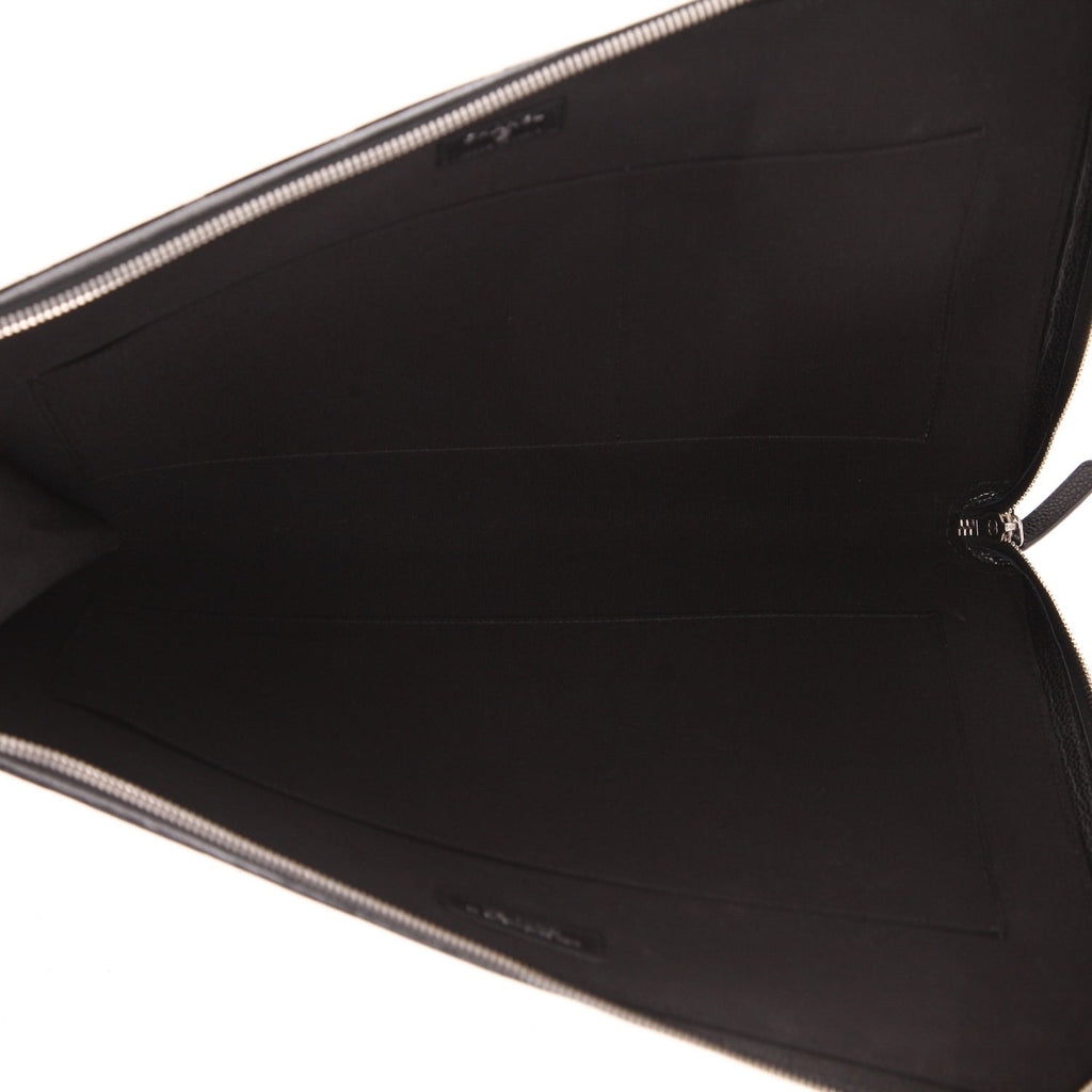 Chanel Pochette pouch in black quilted grained leather - DETAIL 3
