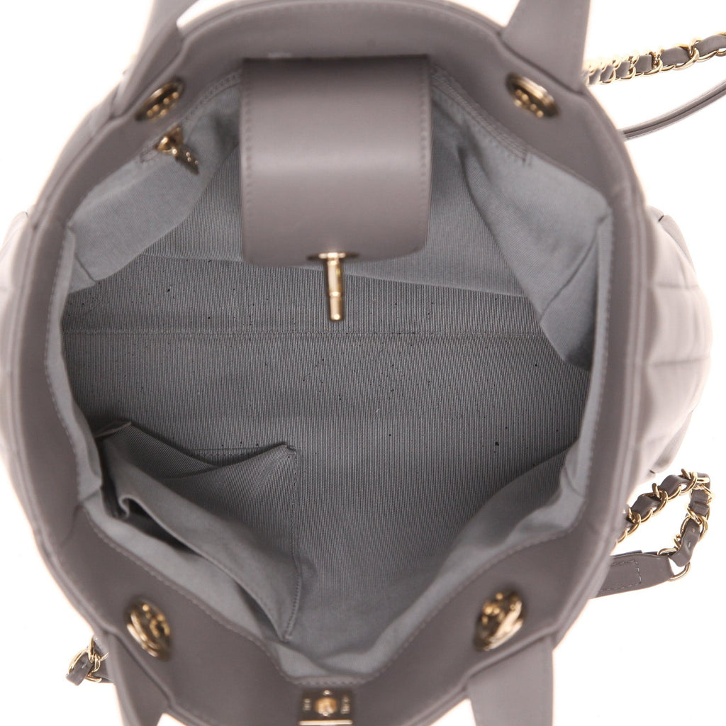 Chanel Statement Tote small model handbag in grey chevron quilted leather - DETAIL 3