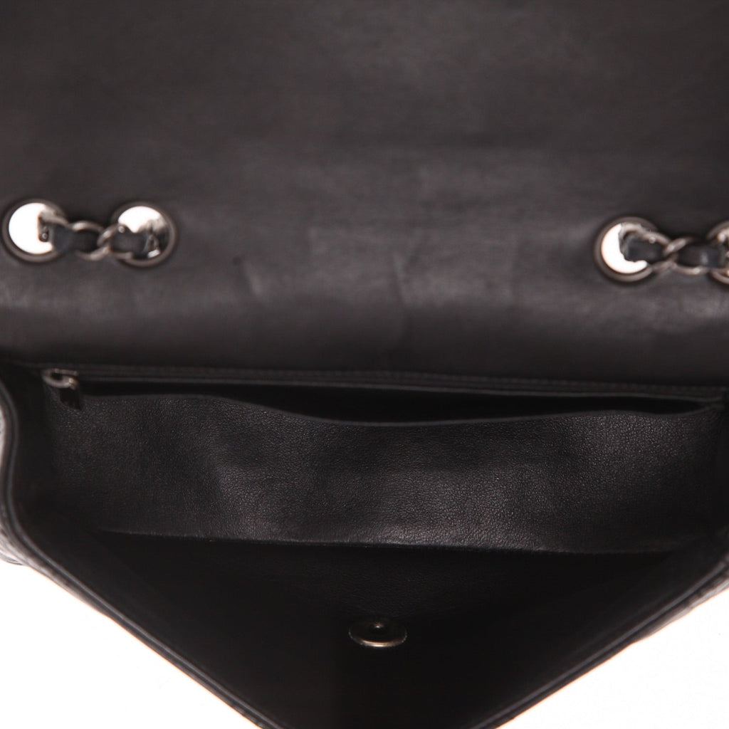 Chanel Timeless Classic handbag in black monogram leather - DETAIL 3