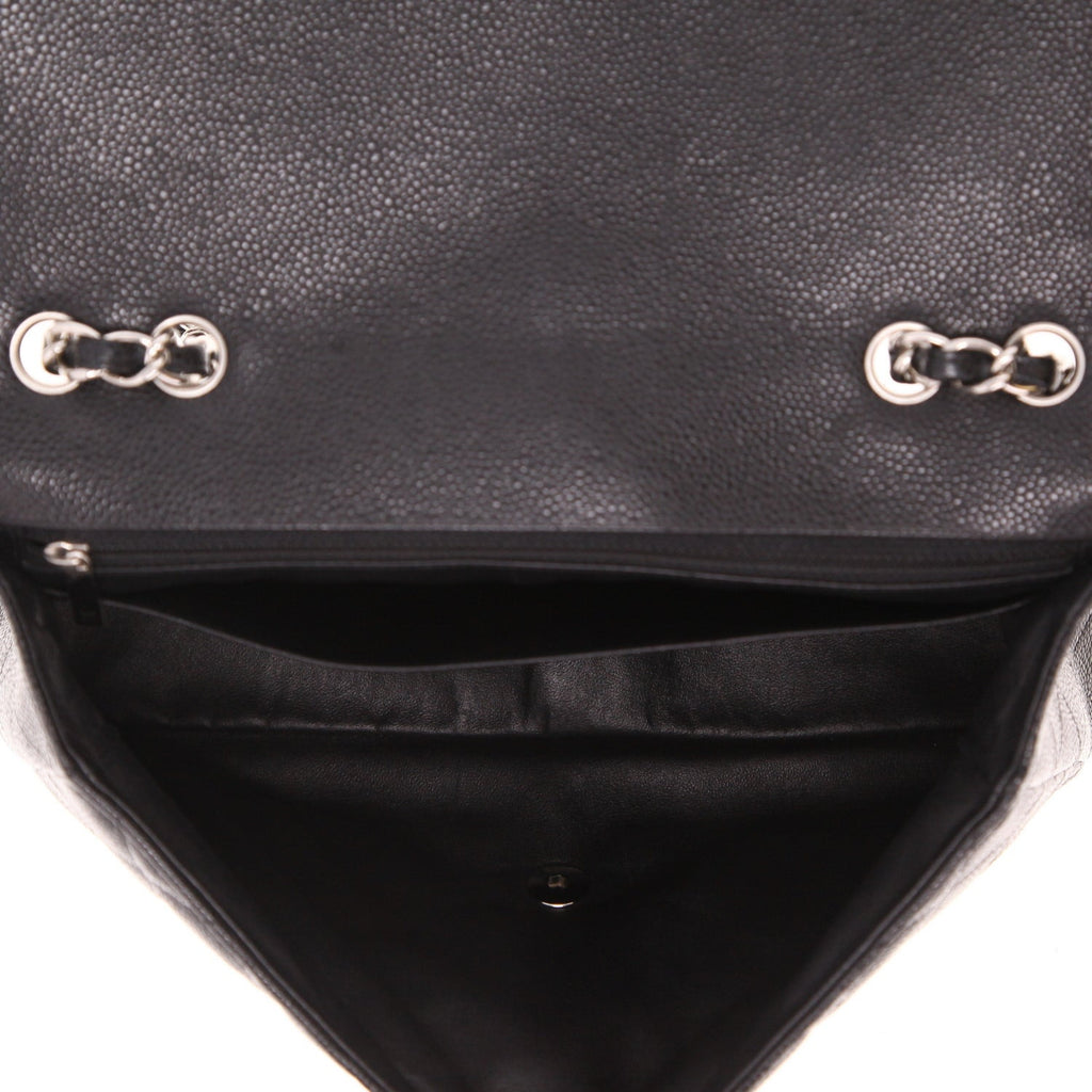 Chanel Timeless Jumbo shoulder bag in black quilted grained leather - DETAIL 3