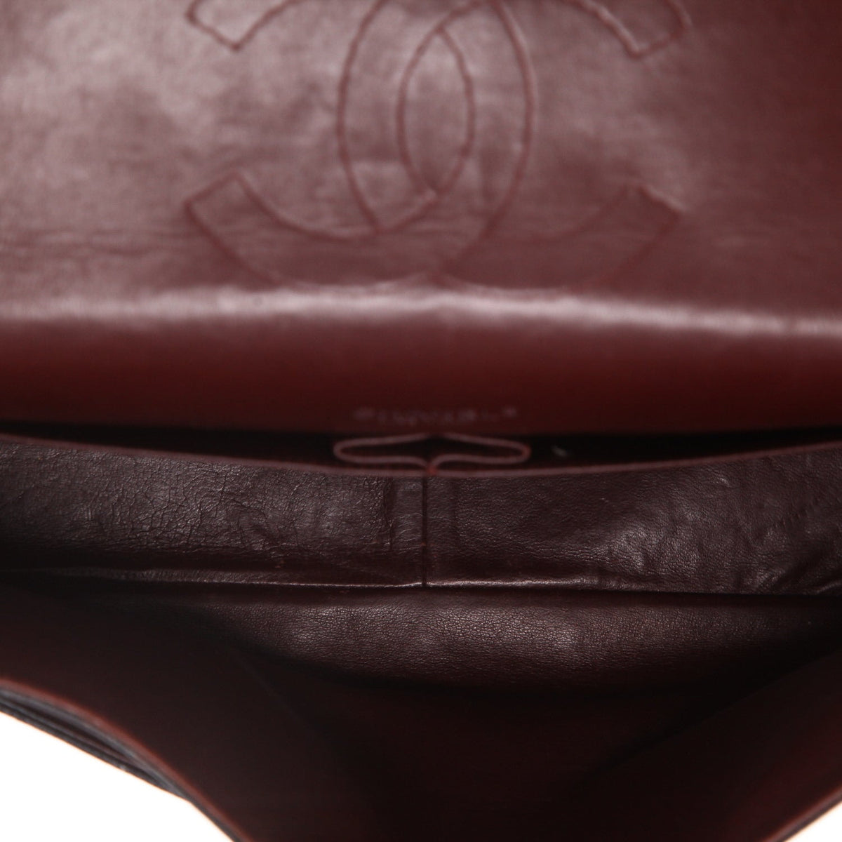 Chanel Timeless Maxi Jumbo shoulder bag in black quilted grained leather - DETAIL 3