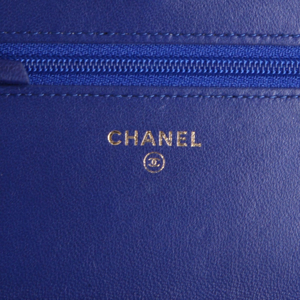 Chanel Wallet on Chain pouch in royal blue quilted velvet - DETAIL 9