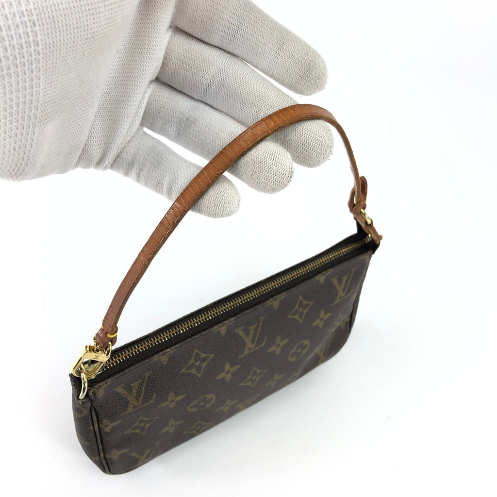 LOUIS VUITTON POCHETTE BAG
